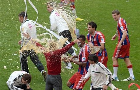 Pizarro kicks Off Bayern Celebrations