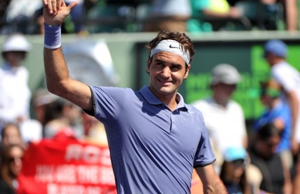 Federer begins title defence