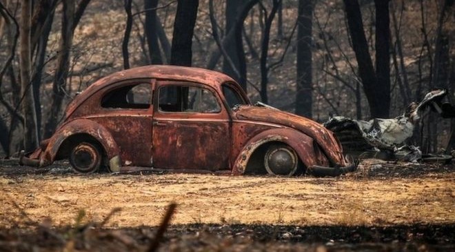 Australia fires worsen as every state hits 40c