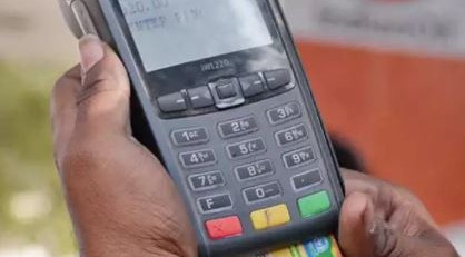 Nigerians react over CBN cashless policy