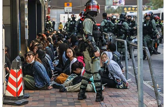 Hong Kong protesters desecrate Chinese flag