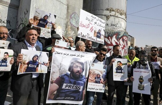 Palestinian journalists protest colleague injury