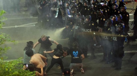 police fires tear gas at protesters at Trump-rally