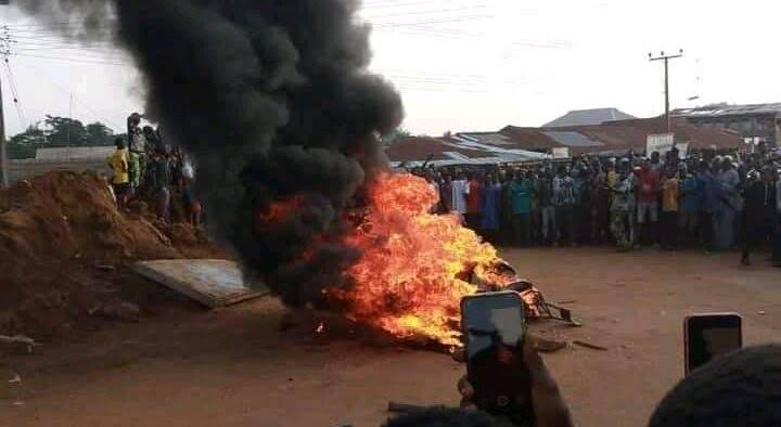 Irate youths set ablaze armed robbery suspect in Ibadan